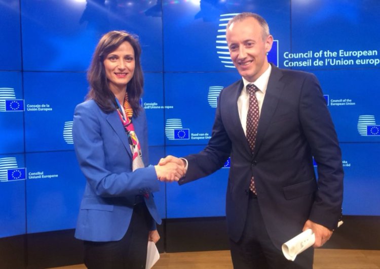 Изследванията и проектите, които ще развива европейският суперкомпютър, са мощен стимул за напредък в нови области на технологиите и знанието, подчертаха Мария Габриел и Красимир Вълчев. Сн.: МОН