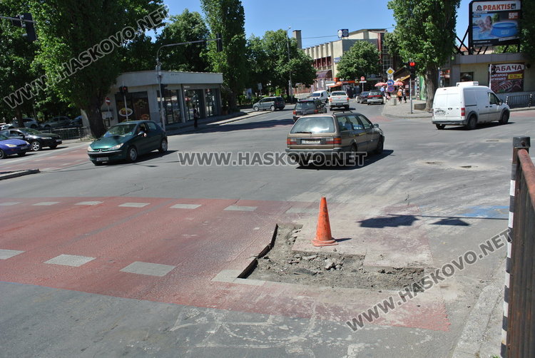 Работниците на "Екопрогрес" обаче не пропуснаха обедната си почивка, като все пак сложиха сигнални конуси в по-дълбоките дупки
