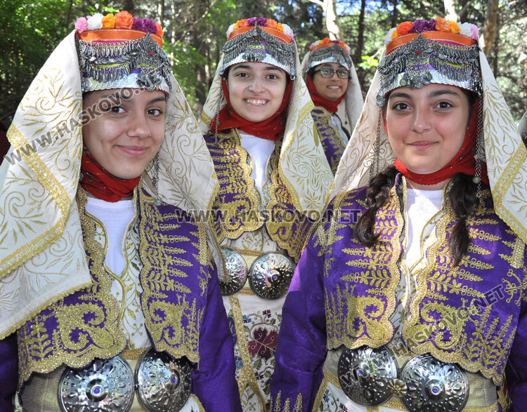 Еврокомисар и шефът на парламента на етнофеста в Баните, обсъждат рисковете в нета