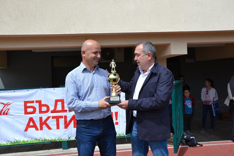 Асоциацията на българските футболисти удостои Сунай Хасан с купа