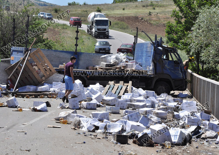 Камион катастрофира и разсипа бутилки с алкохол, затвориха пътя за Кърджали