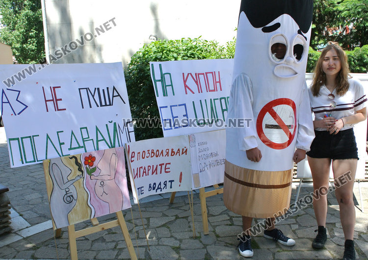 Бивши пушачи изследват дробовете си пред Младежкия в деня без дим