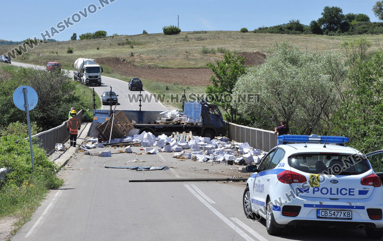 Камион катастрофира и разсипа бутилки с алкохол, затвориха пътя за Кърджали