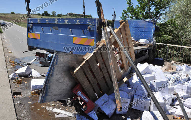 Камион катастрофира и разсипа бутилки с алкохол, затвориха пътя за Кърджали