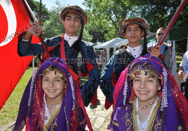 Еврокомисар и шефът на парламента на етнофеста в Баните, обсъждат рисковете в нета