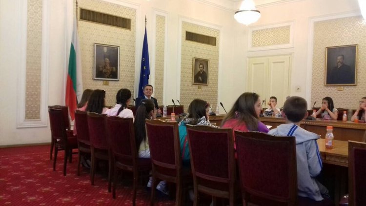 Депутатът д-р Събев връчи "дипломи" в парламента на смолянски четвъртокласници