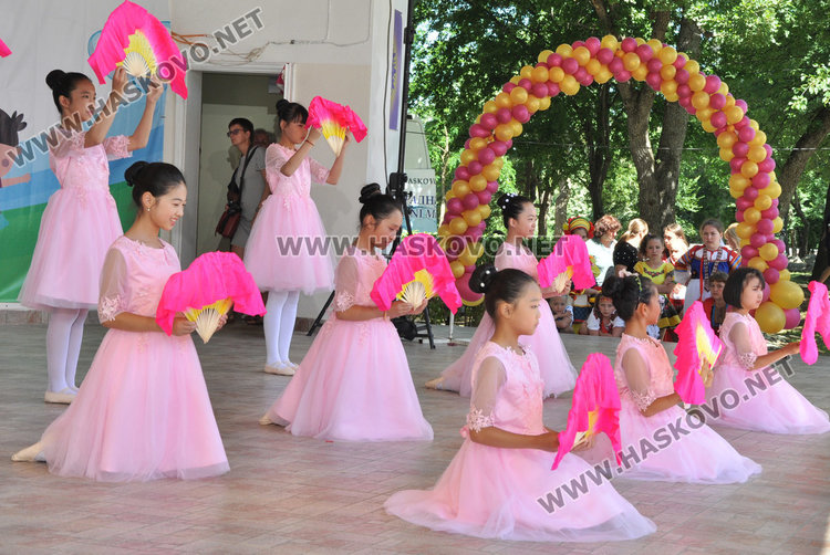 Еврокомисар и шефът на парламента на етнофеста в Баните, обсъждат рисковете в нета