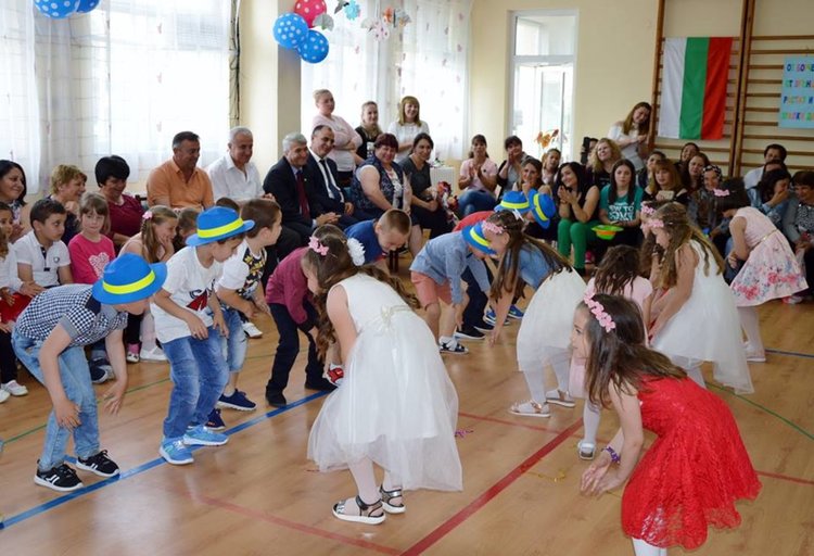 Детска градина „1-ви юни“ с. Комунига с четворен празник