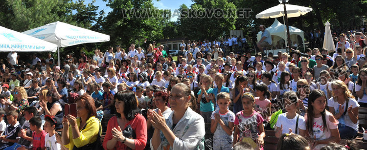 Еврокомисар и шефът на парламента на етнофеста в Баните, обсъждат рисковете в нета