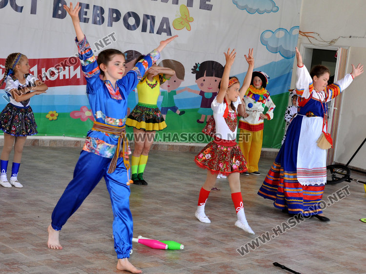 Еврокомисар и шефът на парламента на етнофеста в Баните, обсъждат рисковете в нета