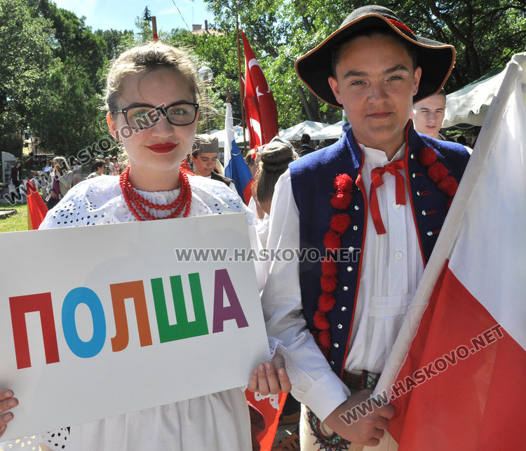 Еврокомисар и шефът на парламента на етнофеста в Баните, обсъждат рисковете в нета