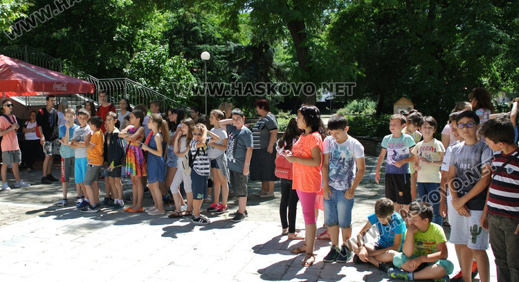 Бивши пушачи изследват дробовете си пред Младежкия в деня без дим