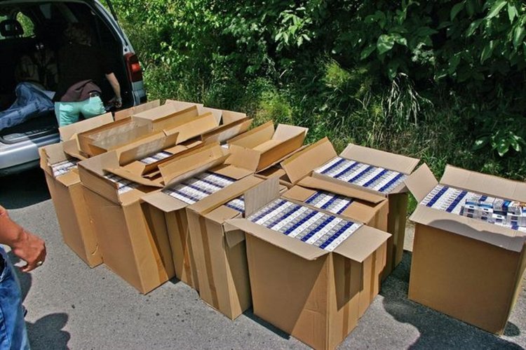 Харманлиец с контрабандни цигари задържан след гонка за преминаване на червено