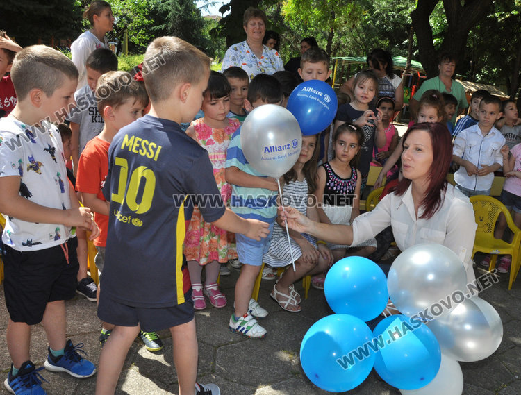 Зарадваха с балони и подаръци децата от „Зорница“