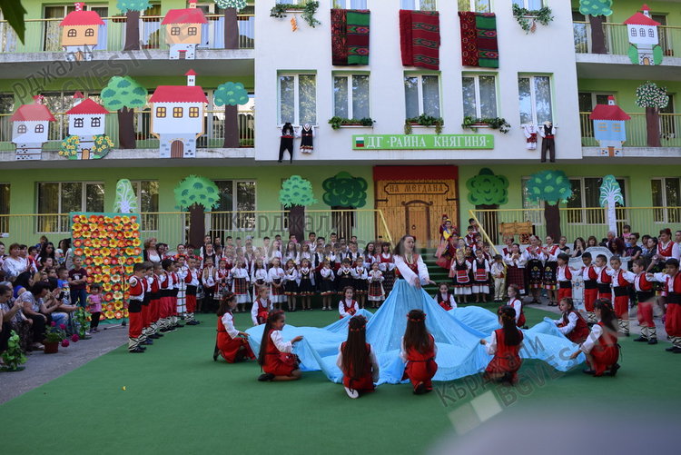 Магията на българския фолклор завладя деца и родители в ДГ ”Райна Княгиня”