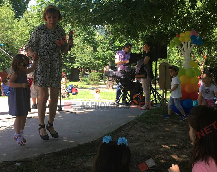 Музика, танци и рисунки на асфалт за асеновградските малчугани днес (Снимки)