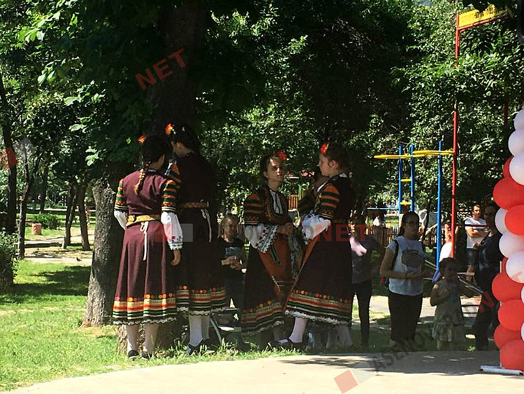 Музика, танци и рисунки на асфалт за асеновградските малчугани днес (Снимки)
