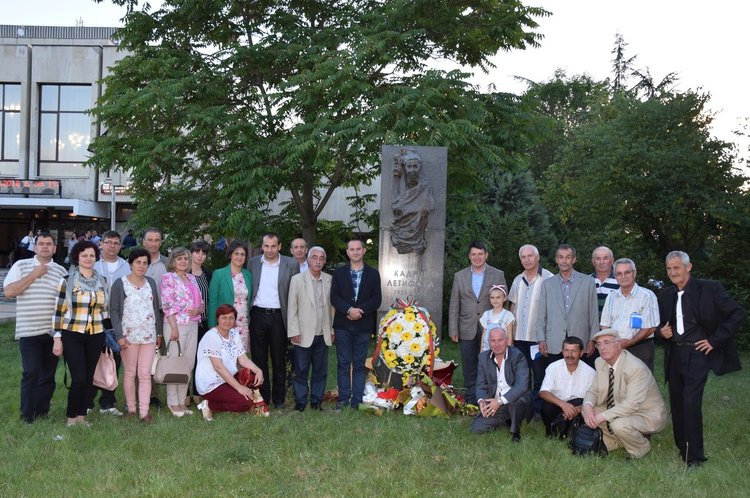 Група от Ардино уважи  90-годишния юбилей от рождението на Славея на Родопите - Кадрие Лятифова