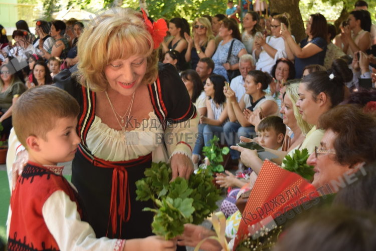 Магията на българския фолклор завладя деца и родители в ДГ ”Райна Княгиня”