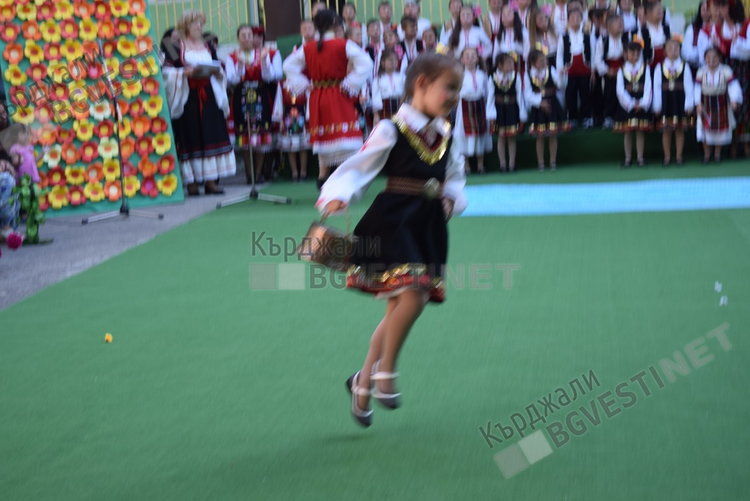 Магията на българския фолклор завладя деца и родители в ДГ ”Райна Княгиня”