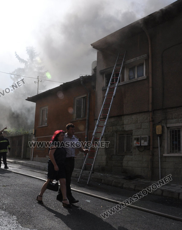 Гръмнал телевизор подпали къща в центъра на Хасково