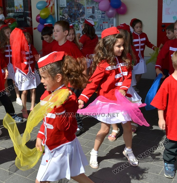 За 1-ви юни деца направиха шоу пред хипермаркет в Димитровград
