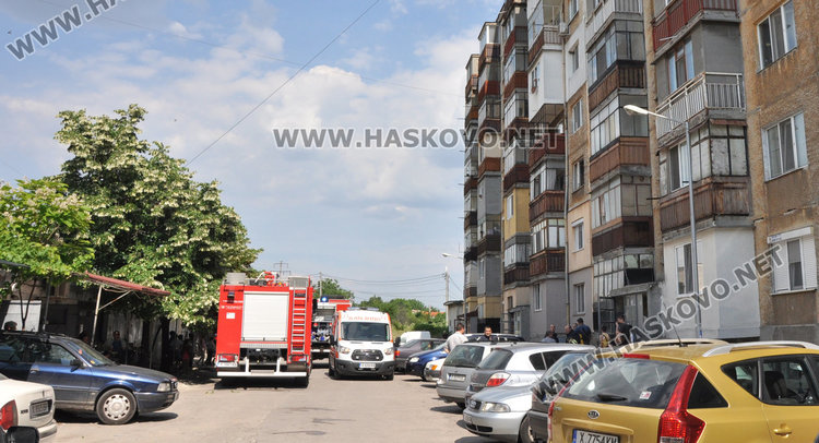 Жена запали вестници в апартамента, пожарна и полиция на крак