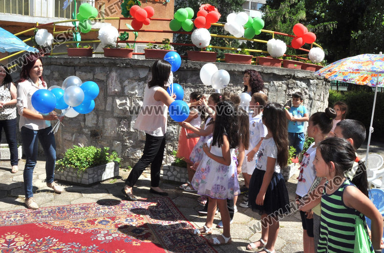 Зарадваха с балони и подаръци децата от „Зорница“