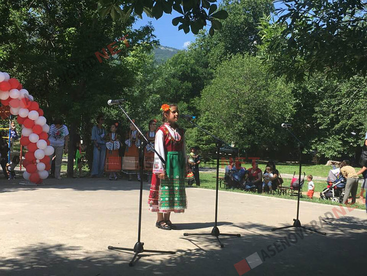 Музика, танци и рисунки на асфалт за асеновградските малчугани днес (Снимки)