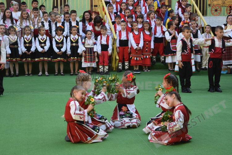 Магията на българския фолклор завладя деца и родители в ДГ ”Райна Княгиня”