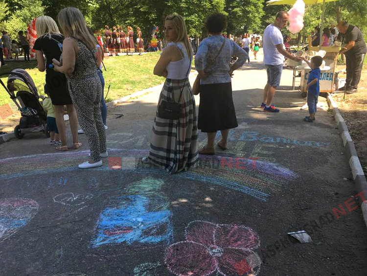 Музика, танци и рисунки на асфалт за асеновградските малчугани днес (Снимки)