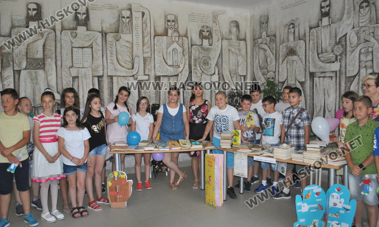 Над 100 тома дариха децата на библиотеката в „Шандор Петьофи“