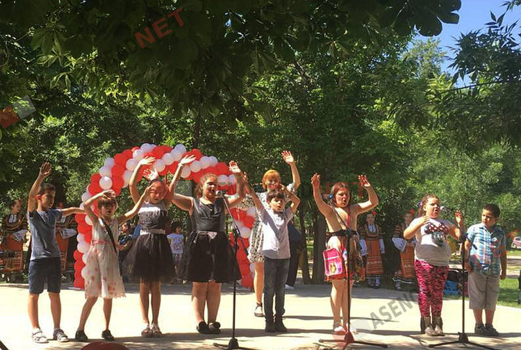 Музика, танци и рисунки на асфалт за асеновградските малчугани днес (Снимки)