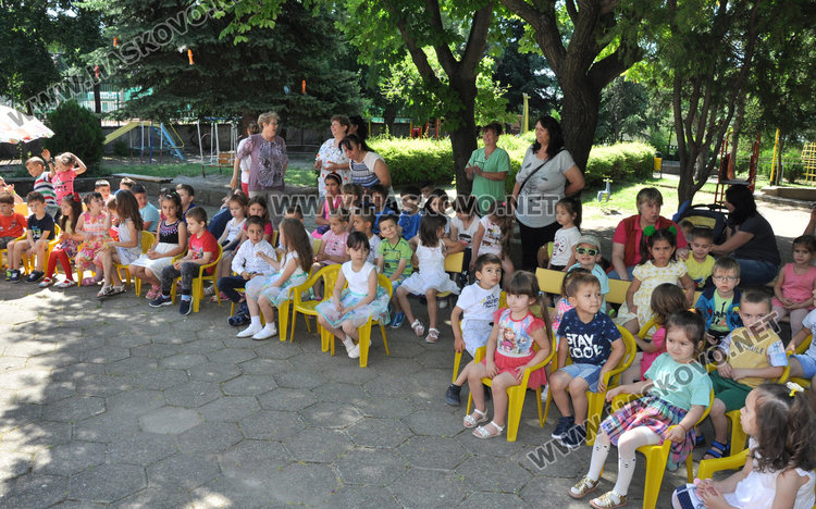 Зарадваха с балони и подаръци децата от „Зорница“