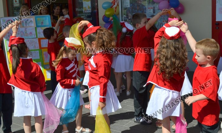 За 1-ви юни деца направиха шоу пред хипермаркет в Димитровград