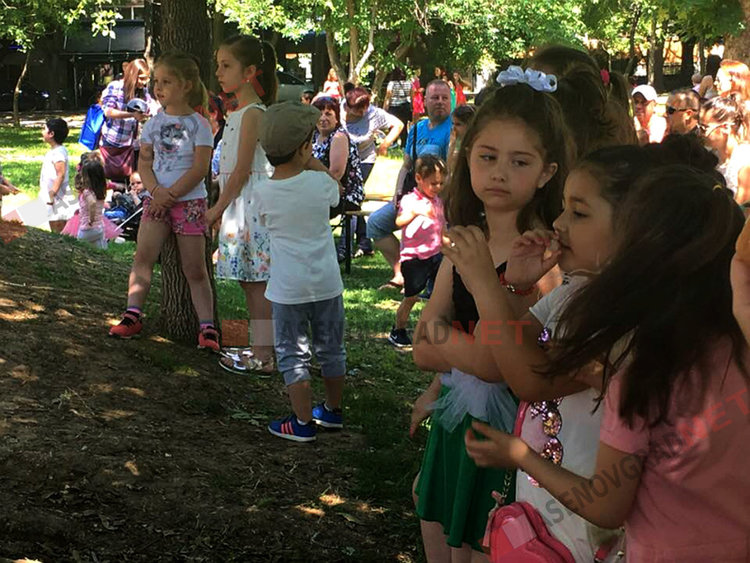 Музика, танци и рисунки на асфалт за асеновградските малчугани днес (Снимки)