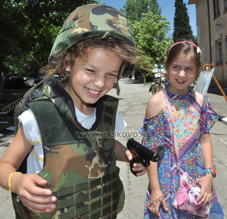 Малчугани с бойно снаряжение, поделението в Хасково отвори врати