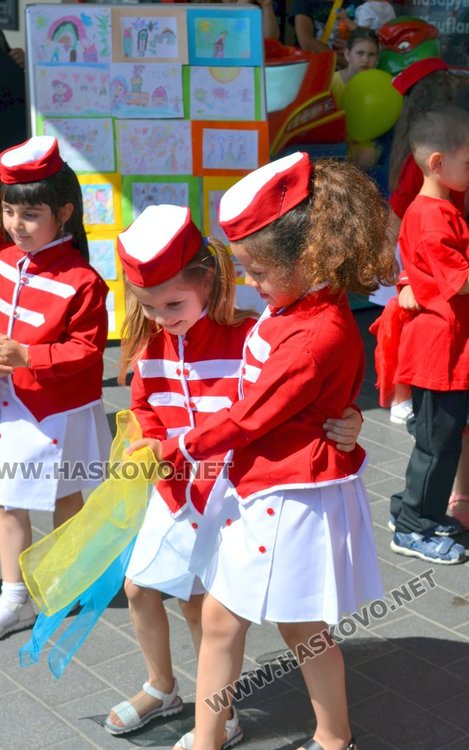 За 1-ви юни деца направиха шоу пред хипермаркет в Димитровград