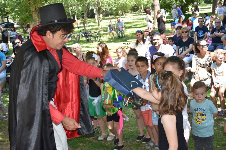 Музика, танци и рисунки на асфалт за асеновградските малчугани днес (Снимки)