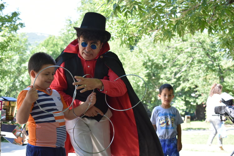 Музика, танци и рисунки на асфалт за асеновградските малчугани днес (Снимки)