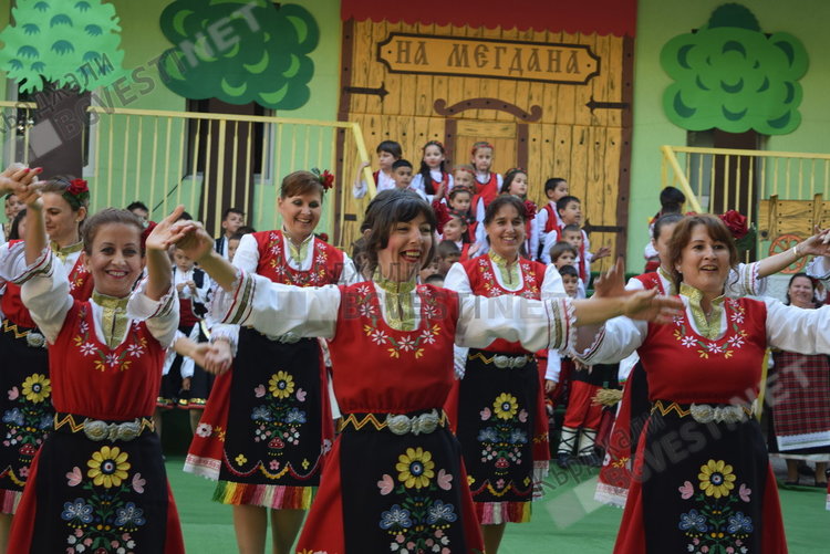 Магията на българския фолклор завладя деца и родители в ДГ ”Райна Княгиня”