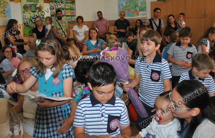 Първолаците от “Смирненски“ посрещнаха ваканцията с книжки в ръка