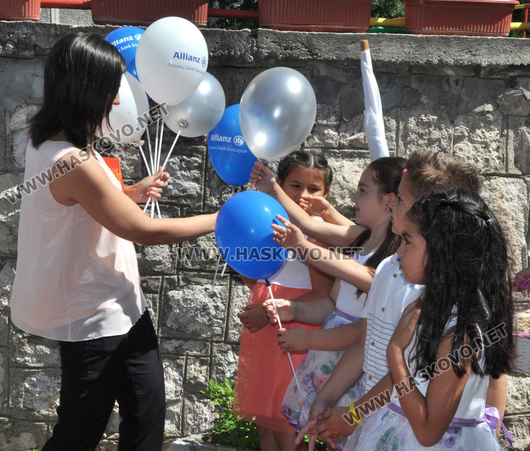 Зарадваха с балони и подаръци децата от „Зорница“