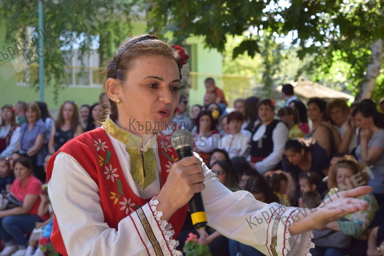 Магията на българския фолклор завладя деца и родители в ДГ ”Райна Княгиня”