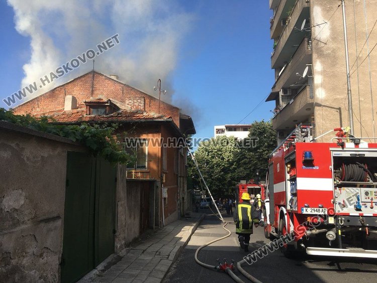 Гръмнал телевизор подпали къща в центъра на Хасково