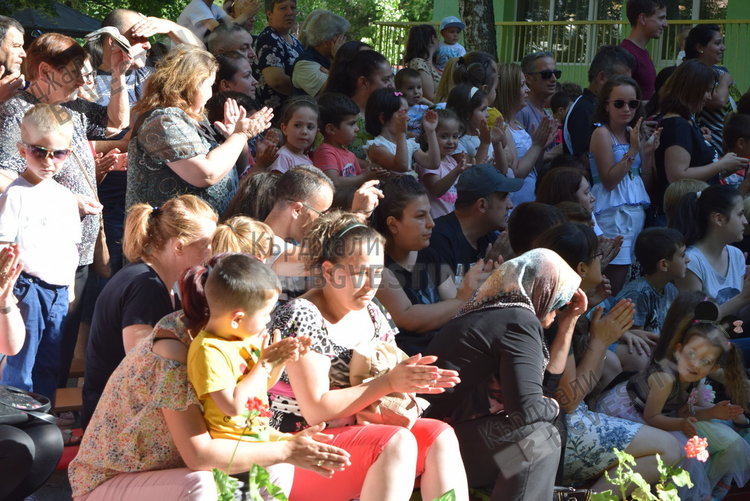 Магията на българския фолклор завладя деца и родители в ДГ ”Райна Княгиня”