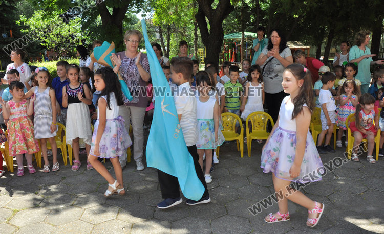Зарадваха с балони и подаръци децата от „Зорница“