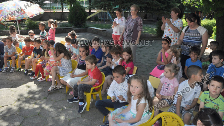 Зарадваха с балони и подаръци децата от „Зорница“