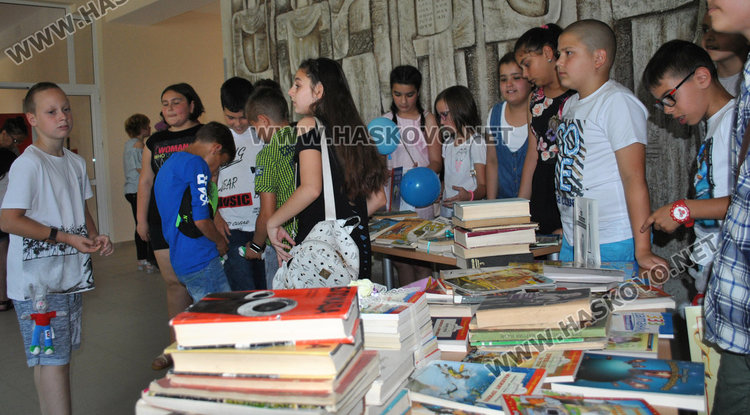Над 100 тома дариха децата на библиотеката в „Шандор Петьофи“