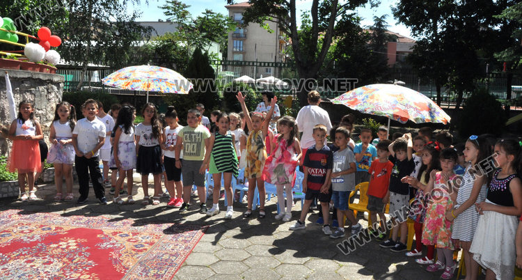 Зарадваха с балони и подаръци децата от „Зорница“